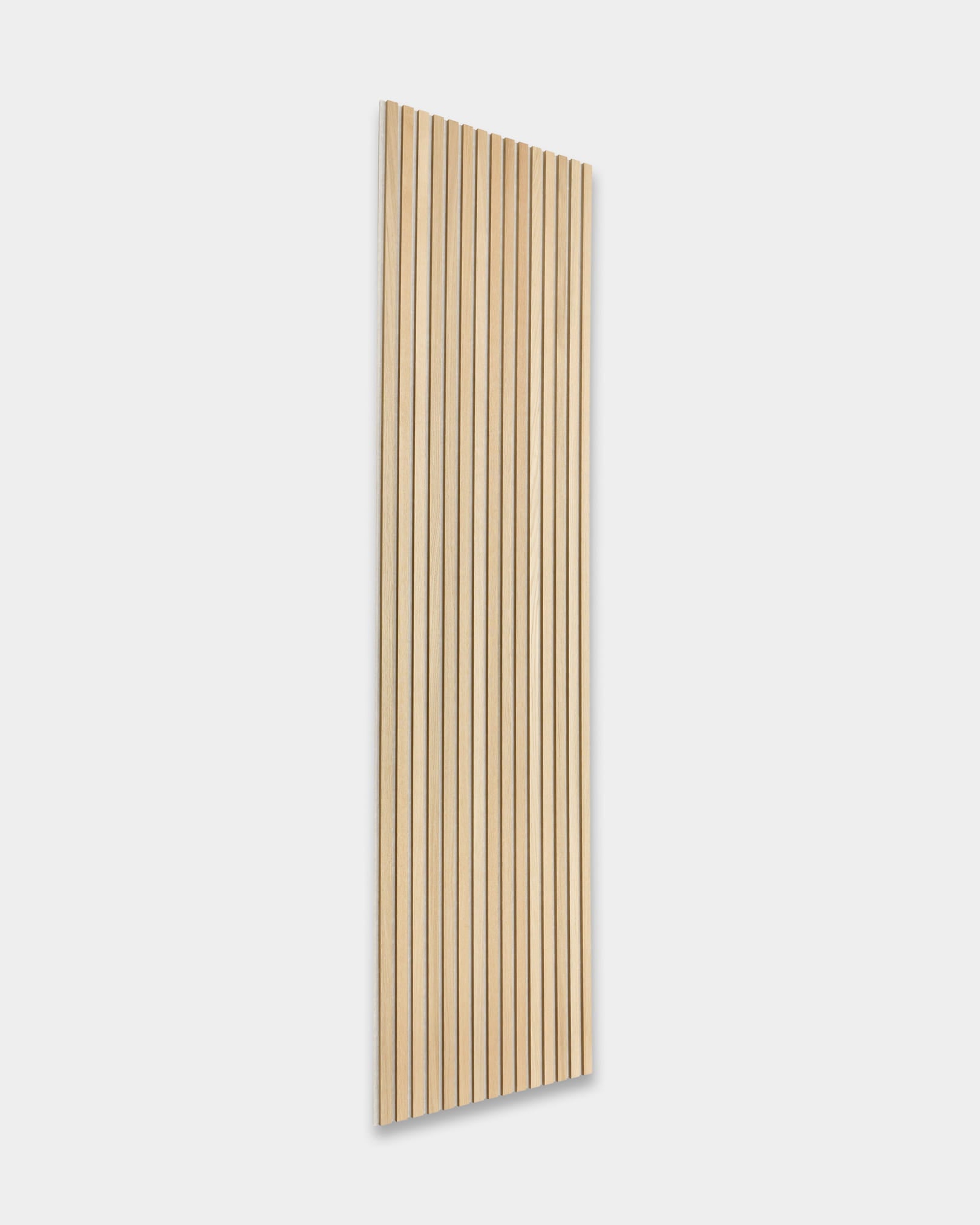 WoodUpp Akupanel rektangulära akustikpaneler i trä med jämnt placerade vertical ribbor, visade mot en enkel vit bakgrund.